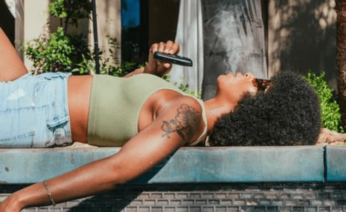 Relaxing poolside with the G Pen Dash+